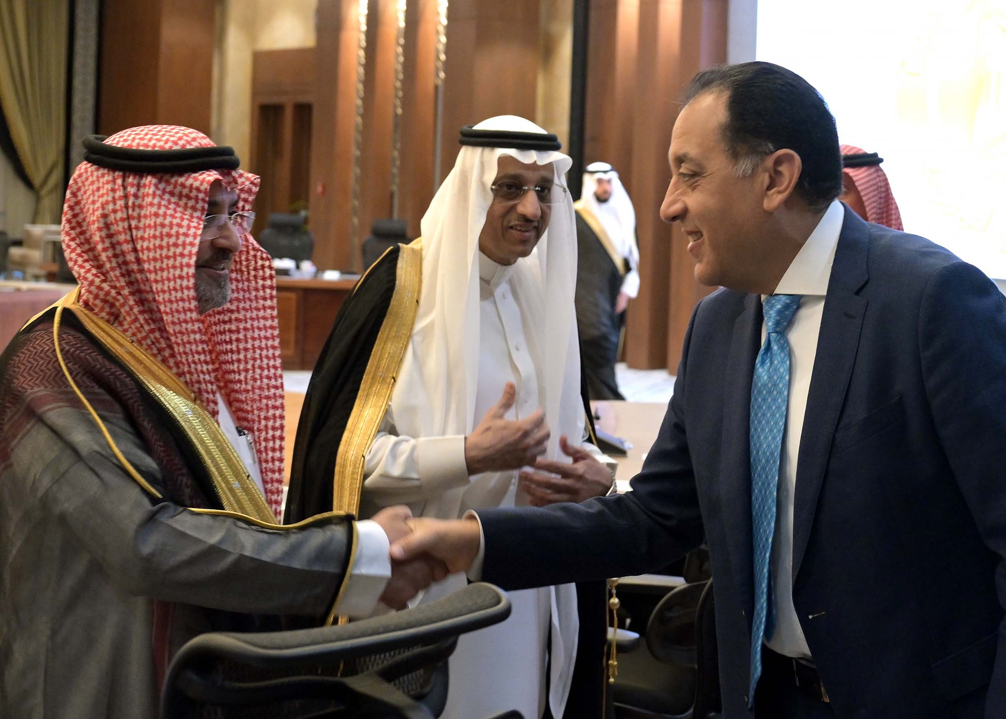 رئيس الوزراء يستقبل وفدًا من رجال الأعمال السعوديين