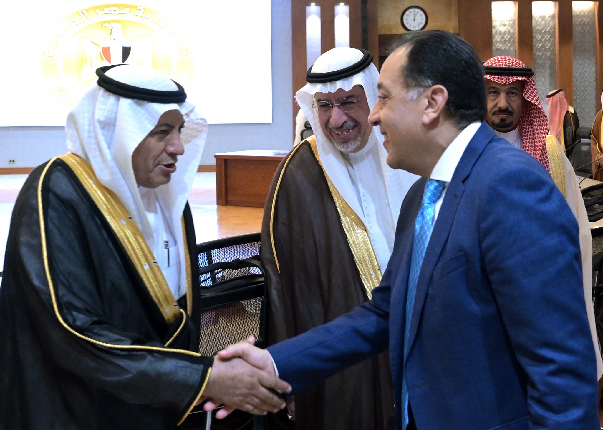 رئيس الوزراء يستقبل وفدًا من رجال الأعمال السعوديين