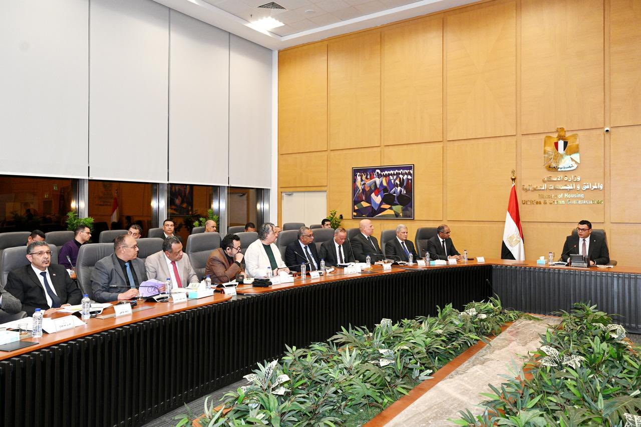 وزير الإسكان يتابع مشروعات مبادرة حياة كريمة