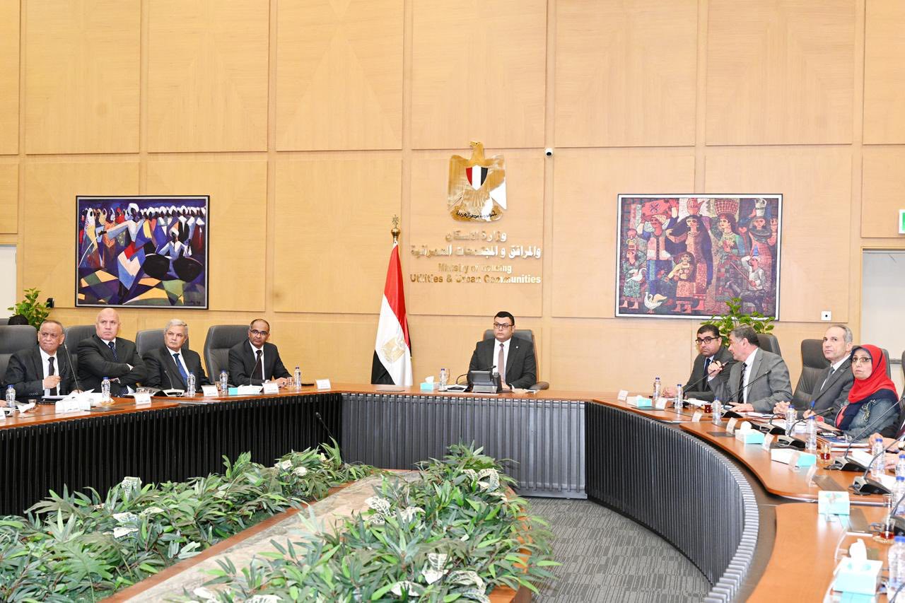 وزير الإسكان يتابع مشروعات مبادرة حياة كريمة
