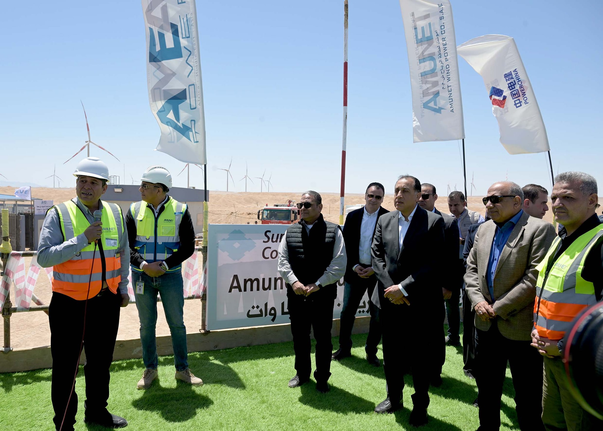مدبولي يتفقد محطة أمونت لطاقة الرياح برأس غارب