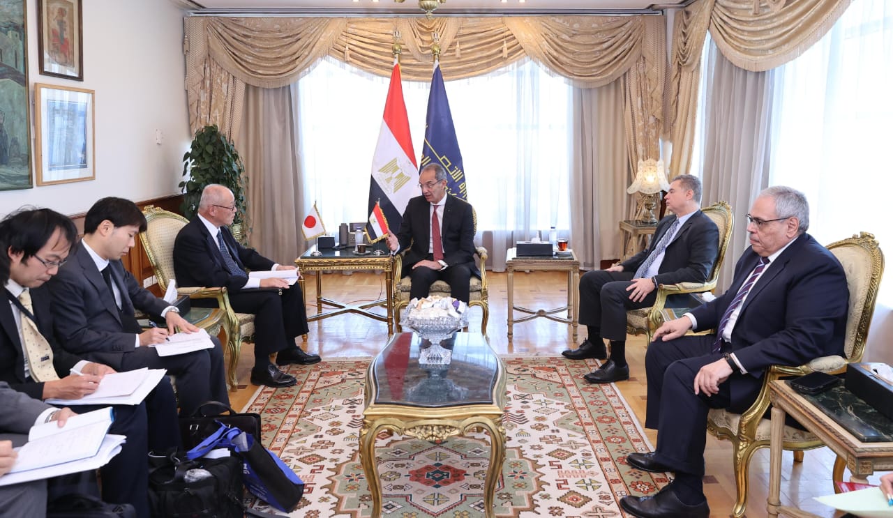 وزير الاتصالات يجتمع مع سفير اليابان لدى مصر