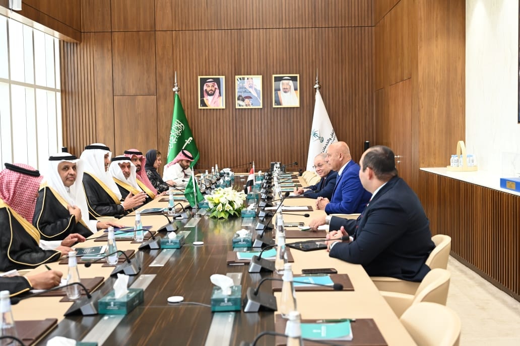 وزير الصناعة يلتقي وزير النقل والخدمات اللوجستية السعودية