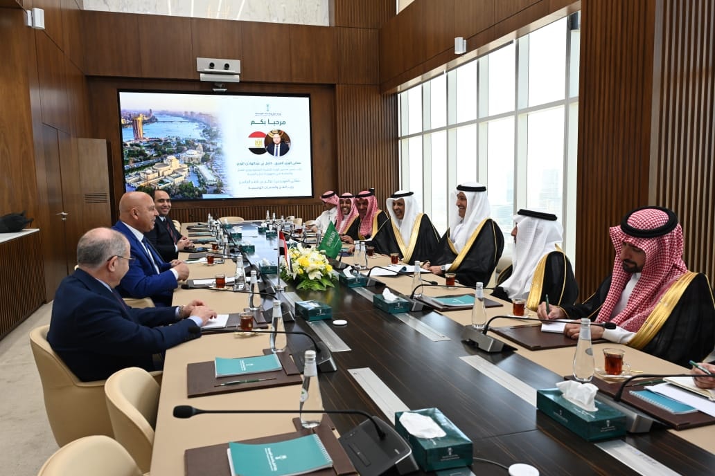 وزير الصناعة يلتقي وزير النقل والخدمات اللوجستية السعودية