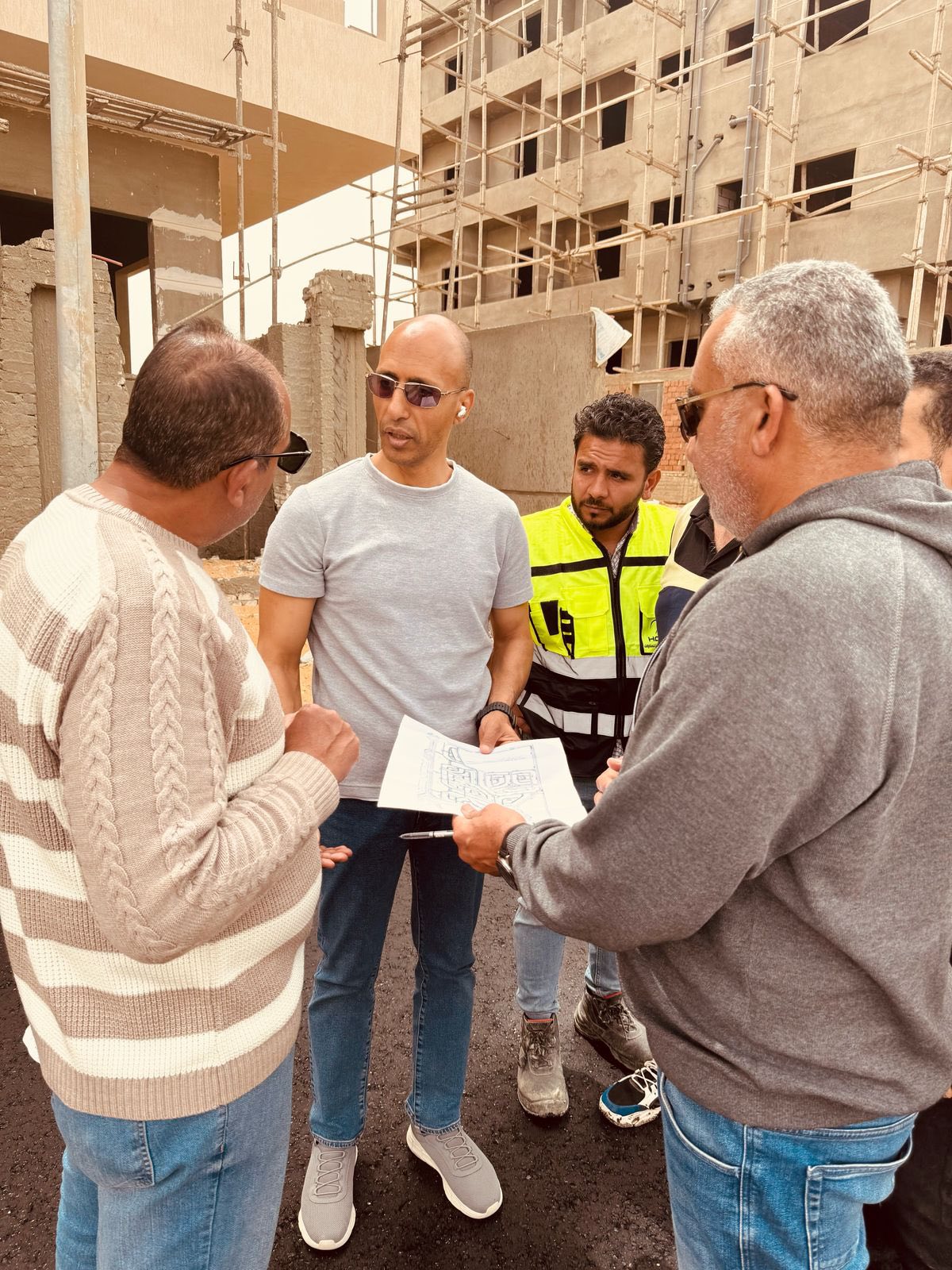 وزير الإسكان يُتابع أعمال تطوير الطرق بالمدن الجديدة