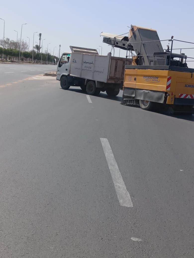 وزير الإسكان يُتابع أعمال تطوير الطرق بالمدن الجديدة