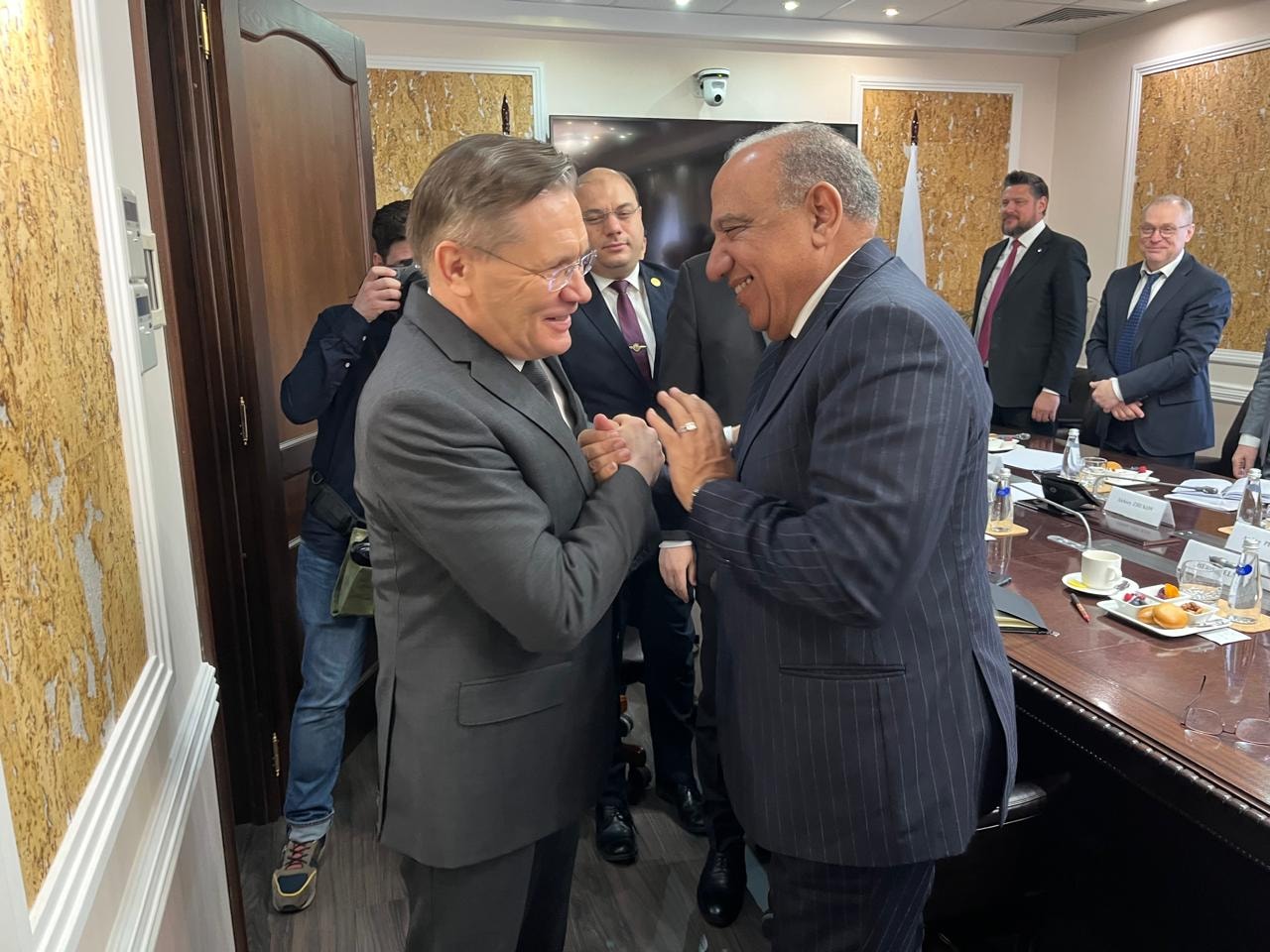 وزير الكهرباء يجتمع مع رئيس شركة روسآتًوم الروسية