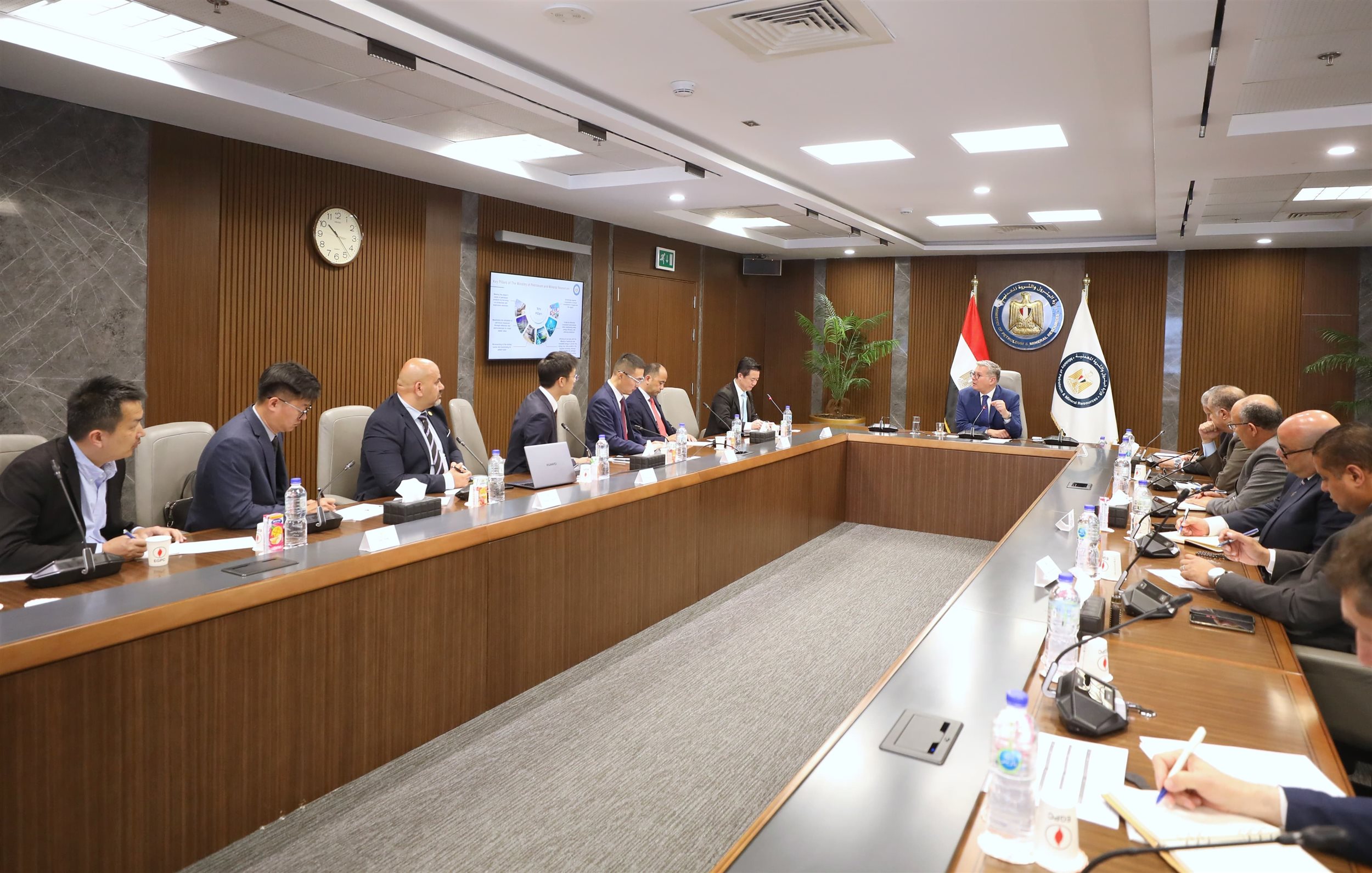 وزير البترول مع وفد شركة هواوى