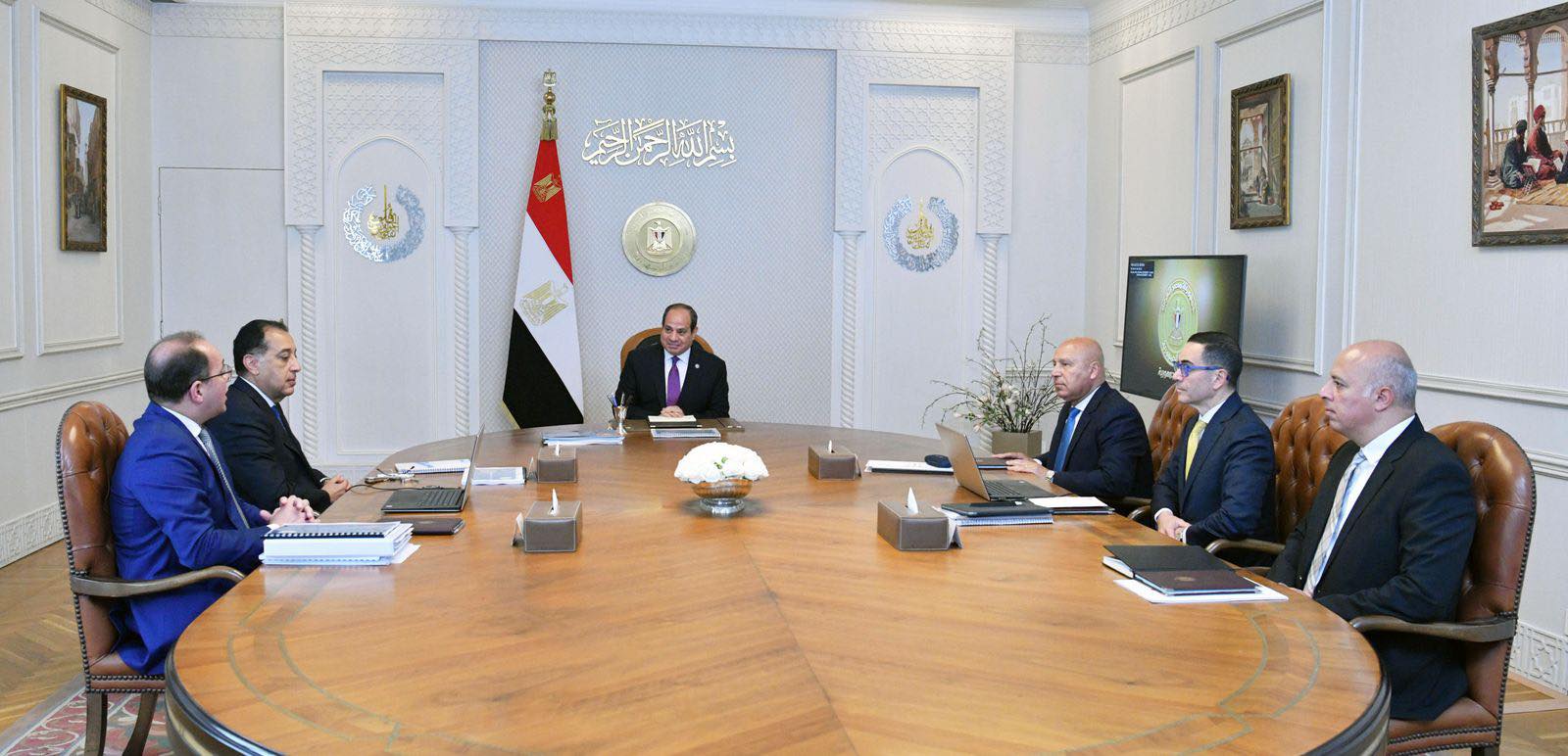 السيسي يجتمع مع مدبولي ووزراء المالية والاستثمار والنقل
