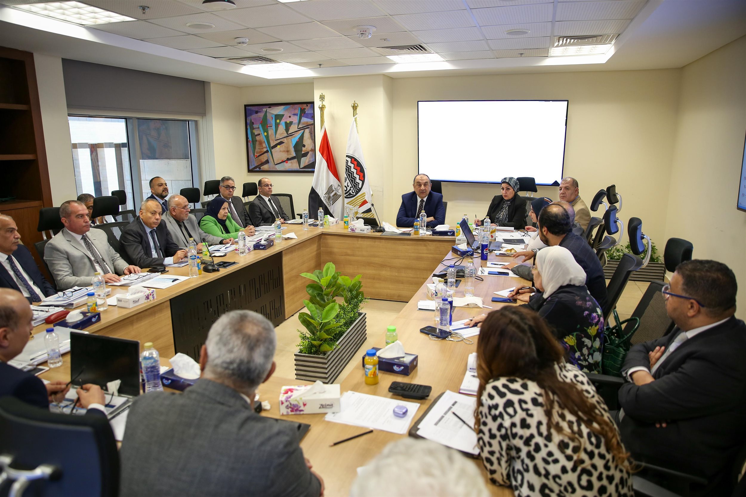 وزير قطاع الأعمال مع رؤساء الشركات التابعة للقابضة للتشييد
