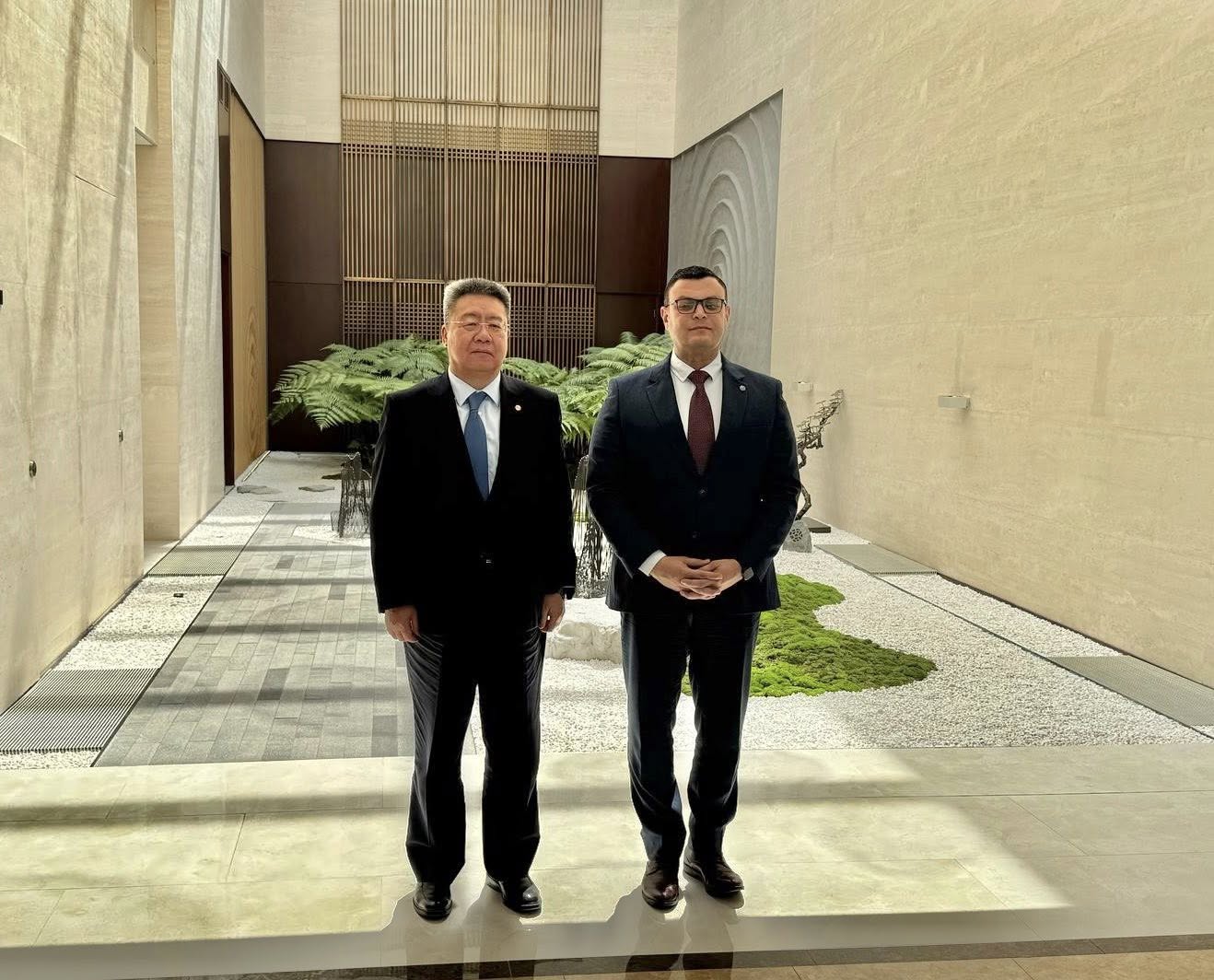 وزير الإسكان يلتقي رئيس شركة CSCEC الصينية ببكين