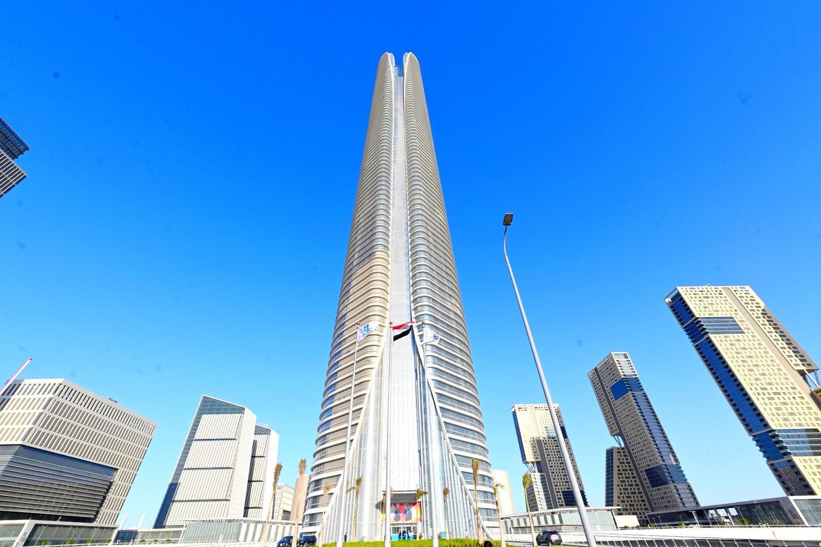 وزير الإسكان يتفقد منطقة الأعمال المركزية والحي السكني الخامس