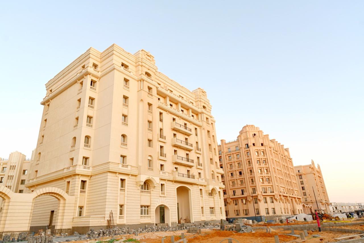 وزير الإسكان يتفقد منطقة الأعمال المركزية والحي السكني الخامس