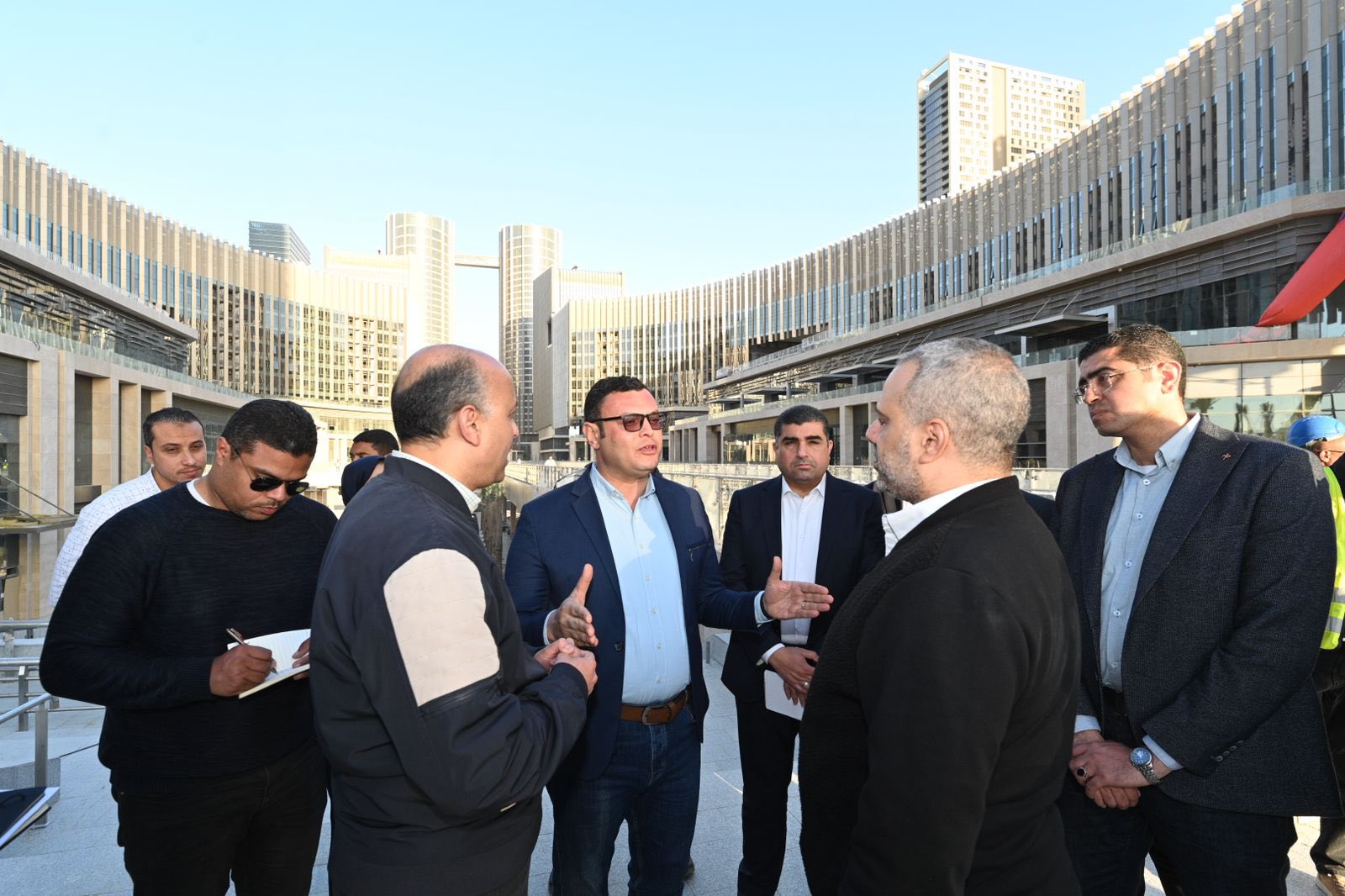 وزير الإسكان يتفقد منطقة الأعمال المركزية والحي السكني الخامس