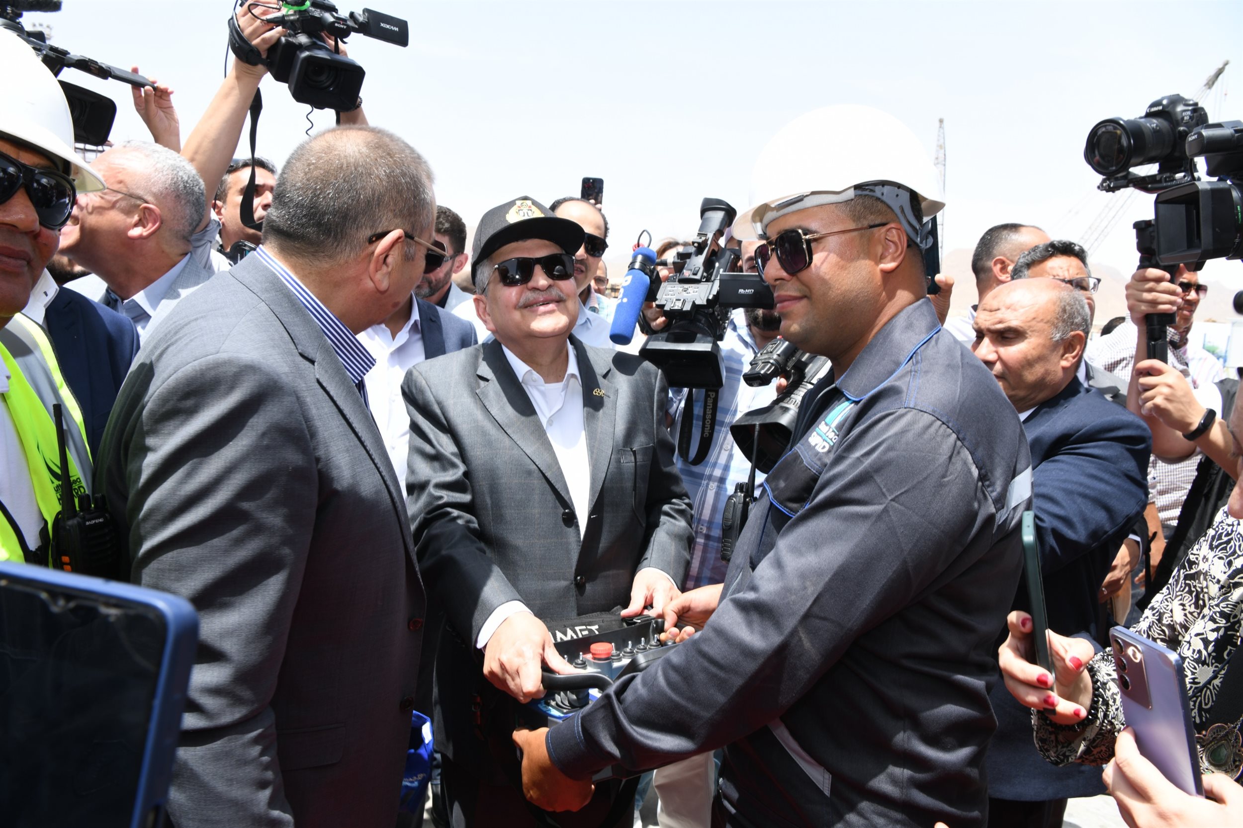 الفريق أسامة ربيع يشهد تدشين القاطرتين عزم 1 وعزم 2 بسفاجا