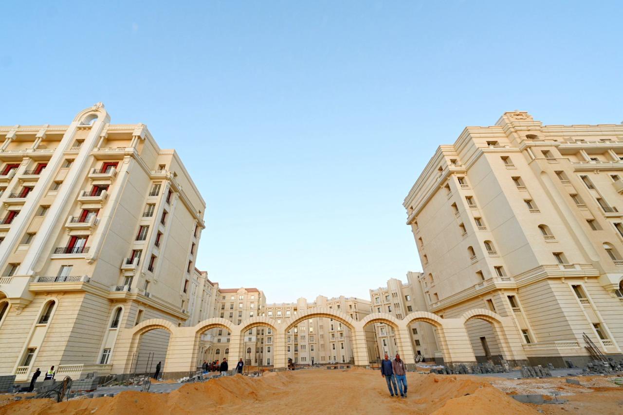 وزير الإسكان يتفقد منطقة الأعمال المركزية والحي السكني الخامس