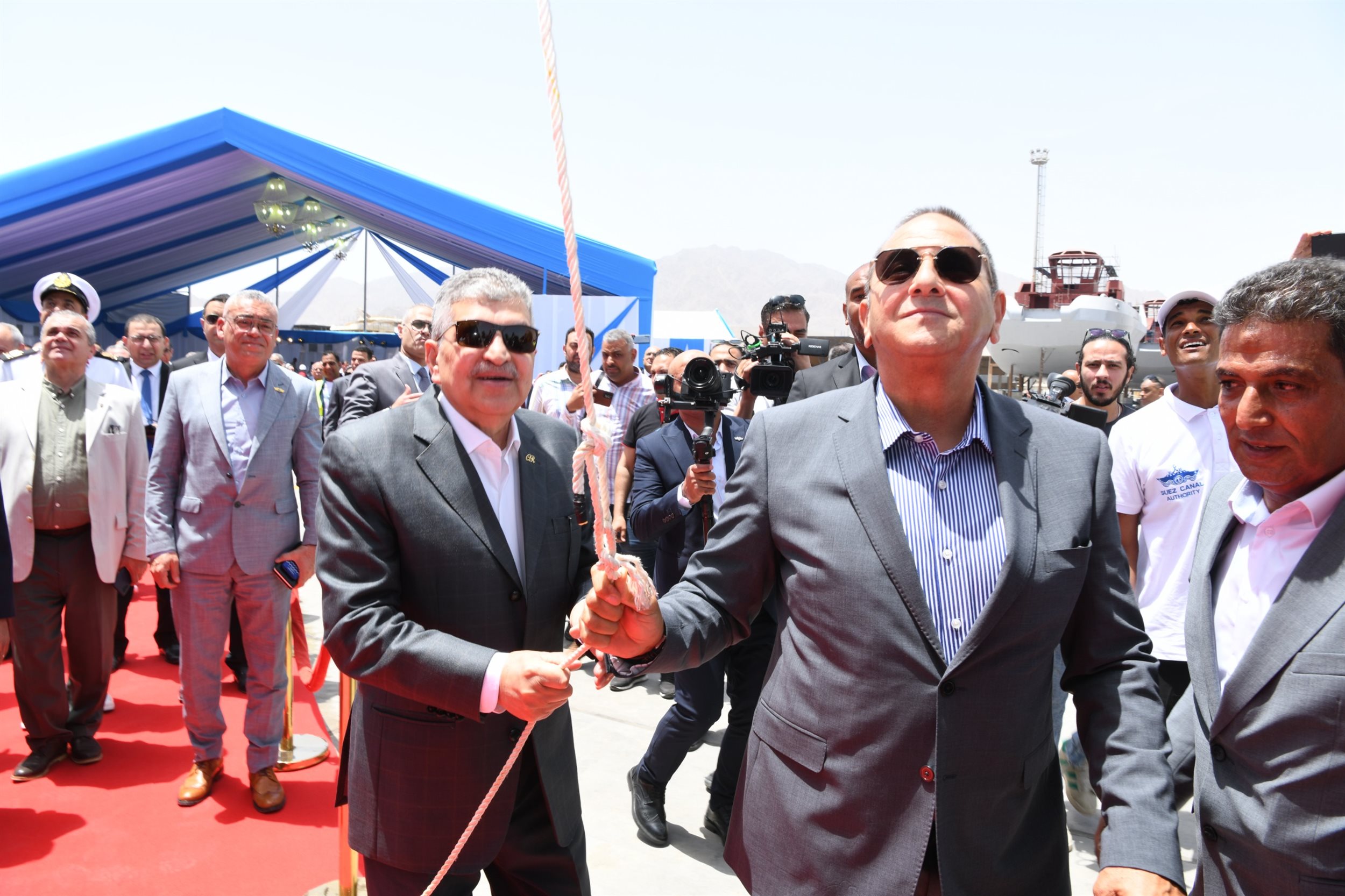 الفريق أسامة ربيع يشهد تدشين القاطرتين عزم 1 وعزم 2 بسفاجا