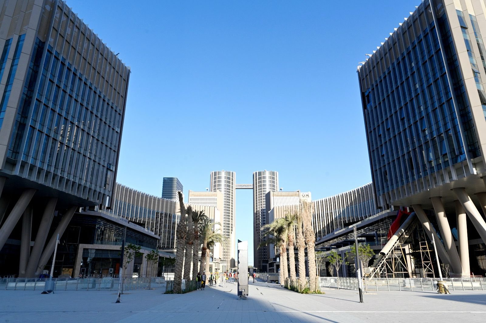 وزير الإسكان يتفقد منطقة الأعمال المركزية والحي السكني الخامس