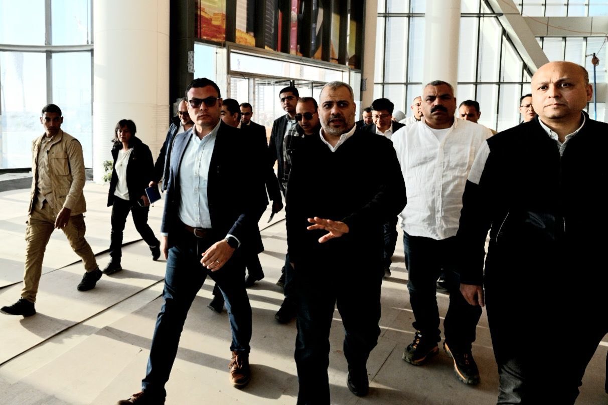 وزير الإسكان يتفقد منطقة الأعمال المركزية والحي السكني الخامس