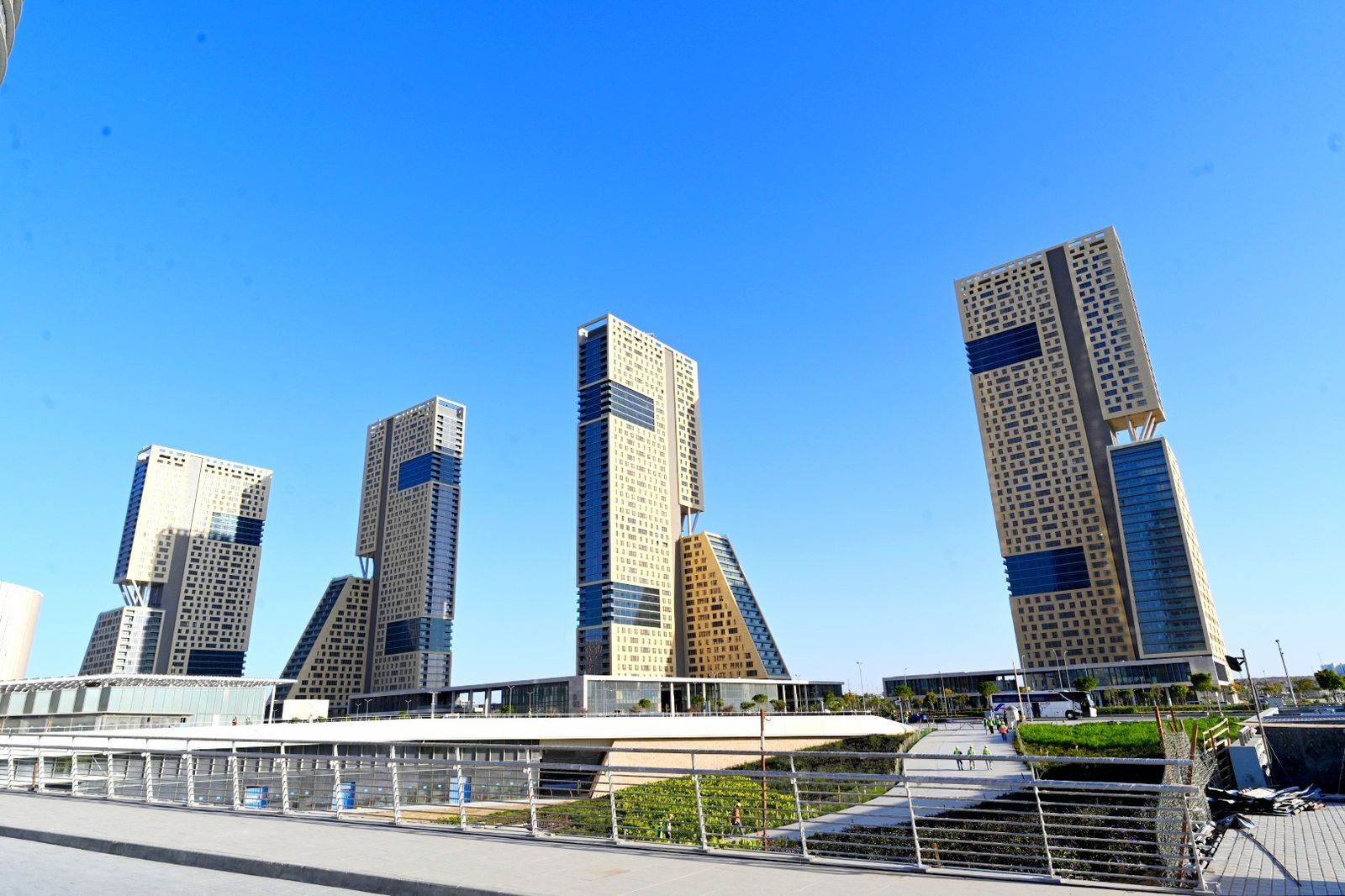 وزير الإسكان يتفقد منطقة الأعمال المركزية والحي السكني الخامس
