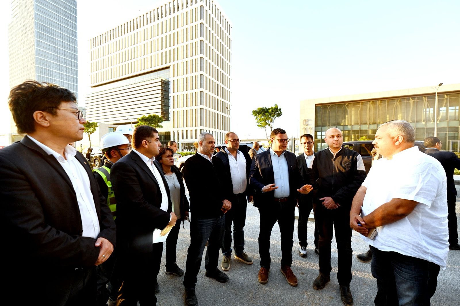 وزير الإسكان يتفقد منطقة الأعمال المركزية والحي السكني الخامس