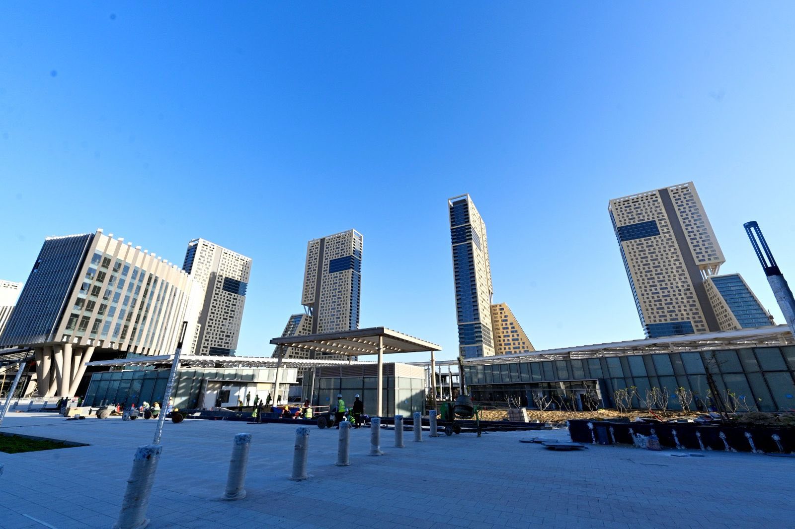 وزير الإسكان يتفقد منطقة الأعمال المركزية والحي السكني الخامس