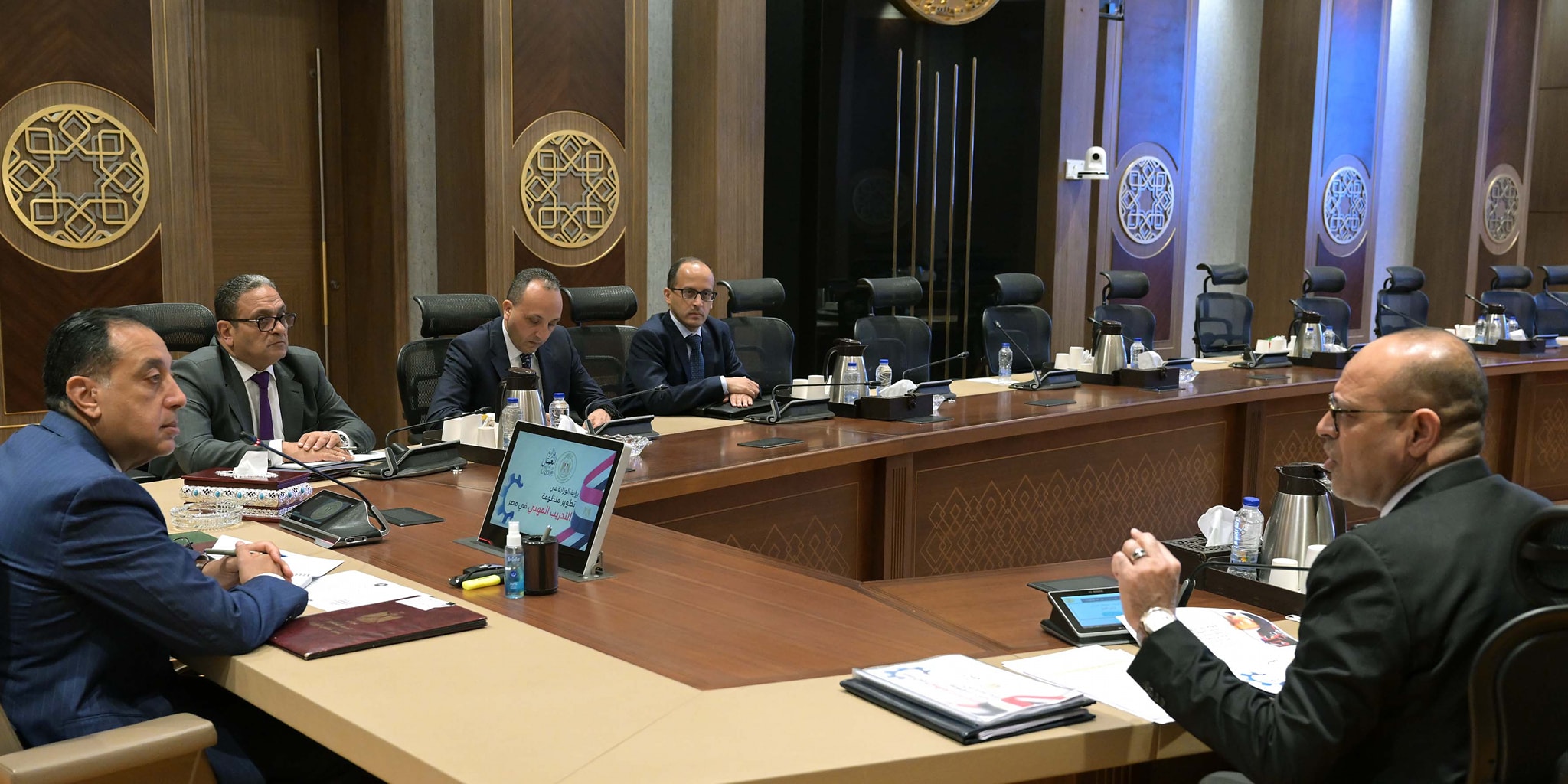 رئيس الوزراء يتابع مع وزير العمل عددا من ملفات العمل