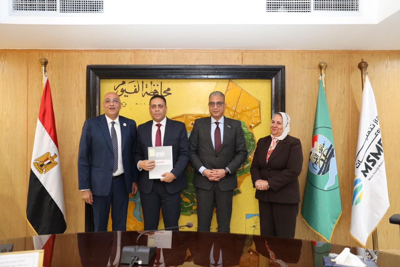 جهاز تنمية المشروعات ومحافظ الفيوم يبحثان سبل التعاون معًا