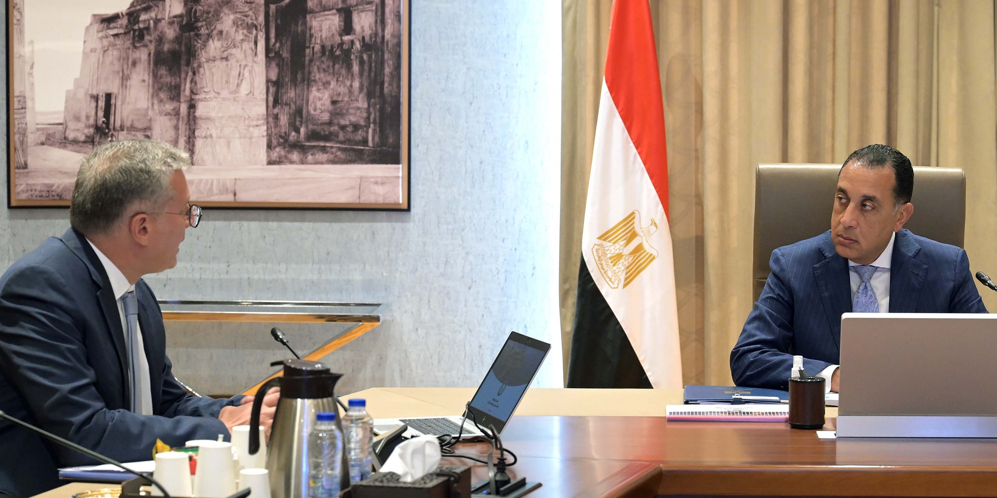 رئيس الوزراء يجتمع مع وزير البترول