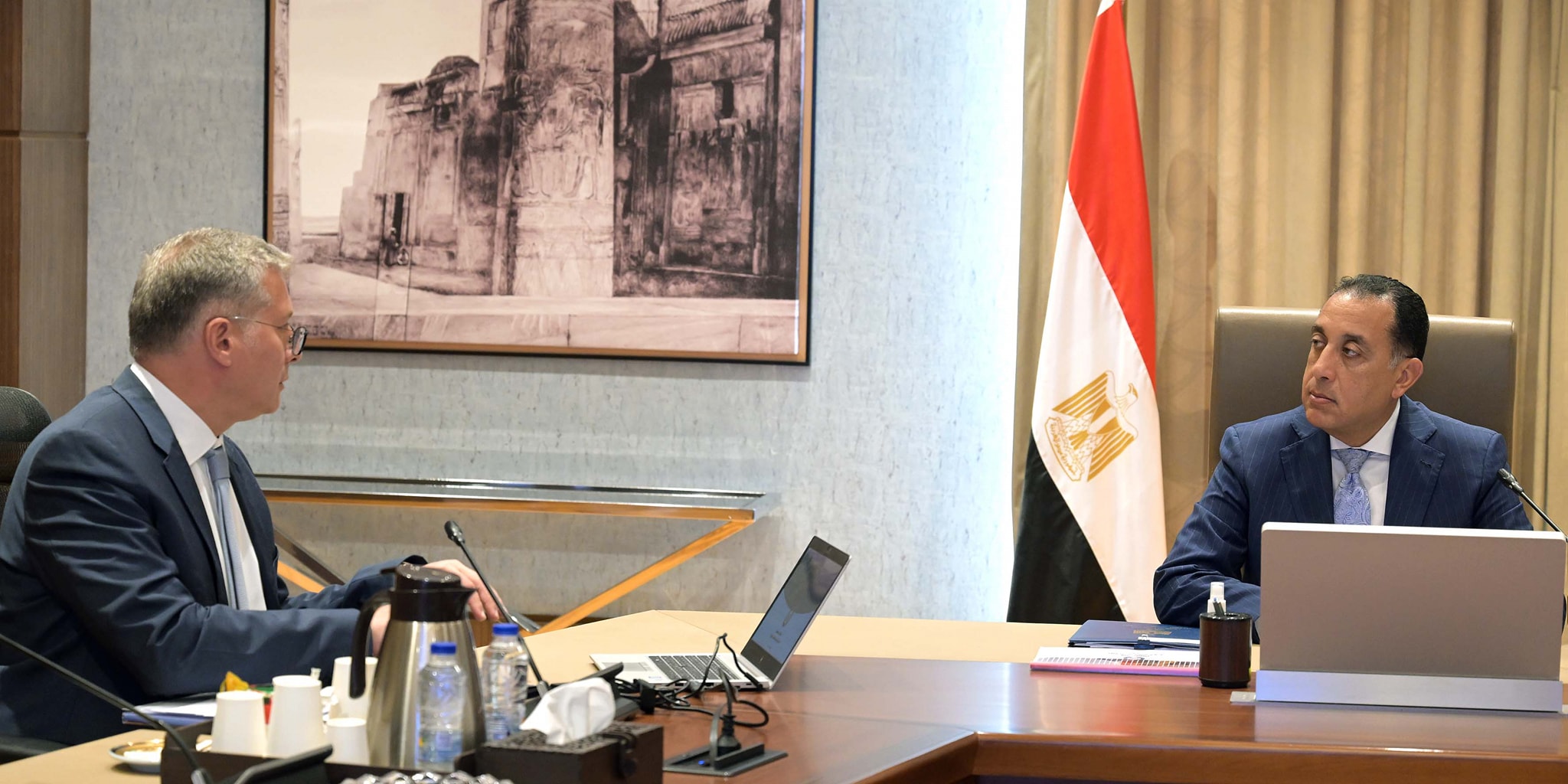 رئيس الوزراء يجتمع مع وزير البترول