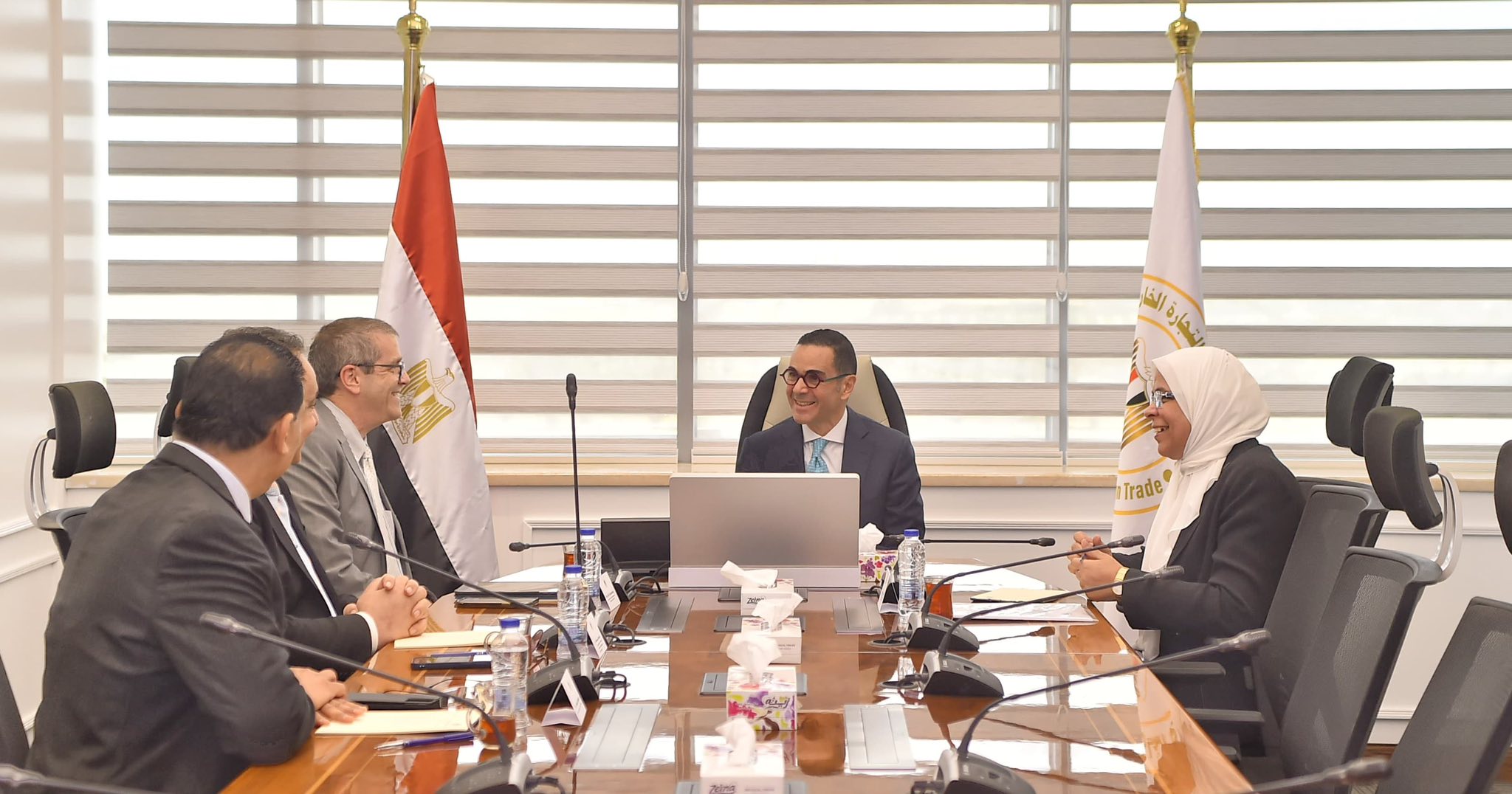 وزير الاستثمار مع المدير التنفيذي للجنة الاستشارية الدولية للقطن