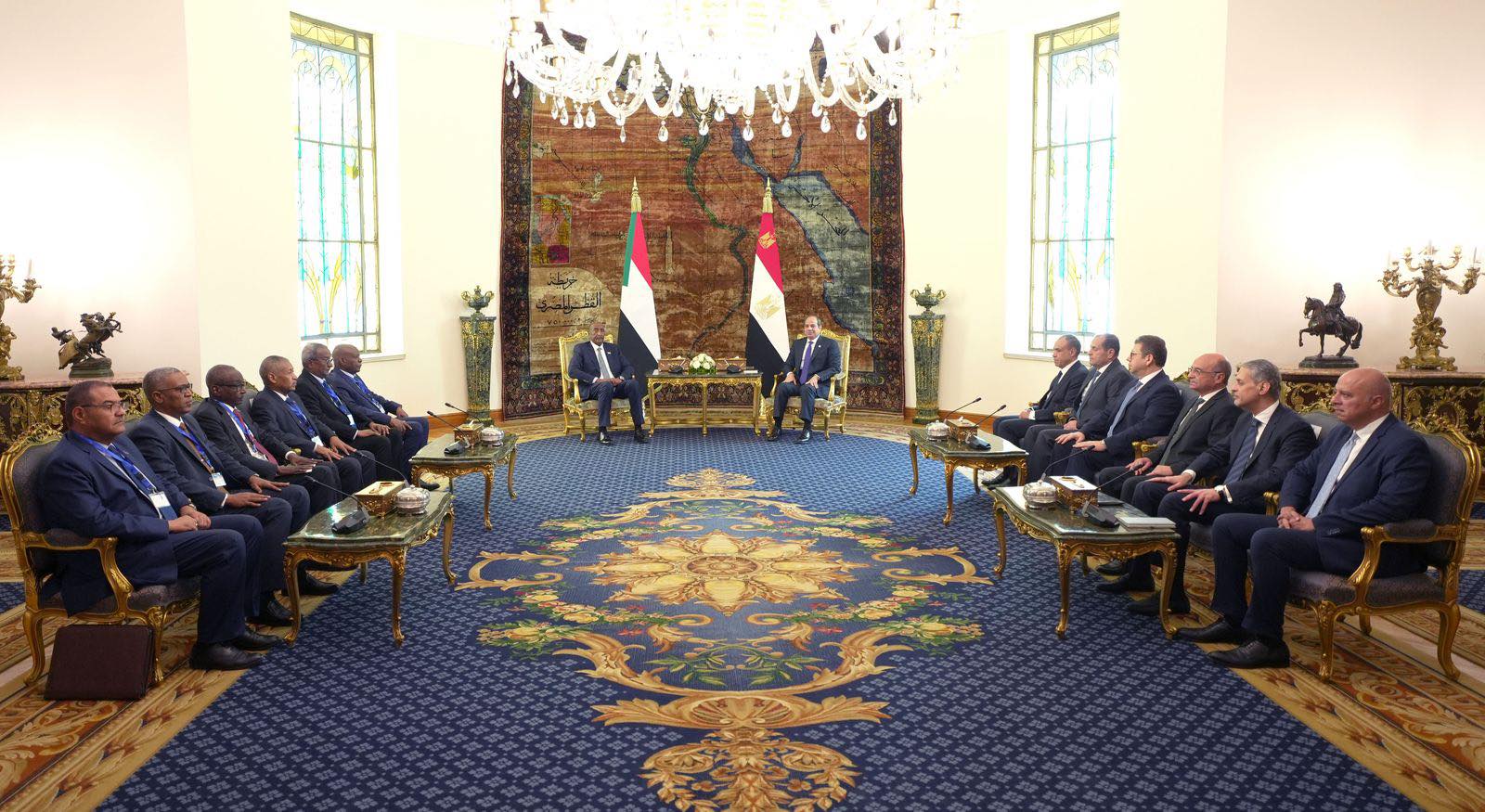 السيسي يستقبل رئيس مجلس السيادة السوداني
