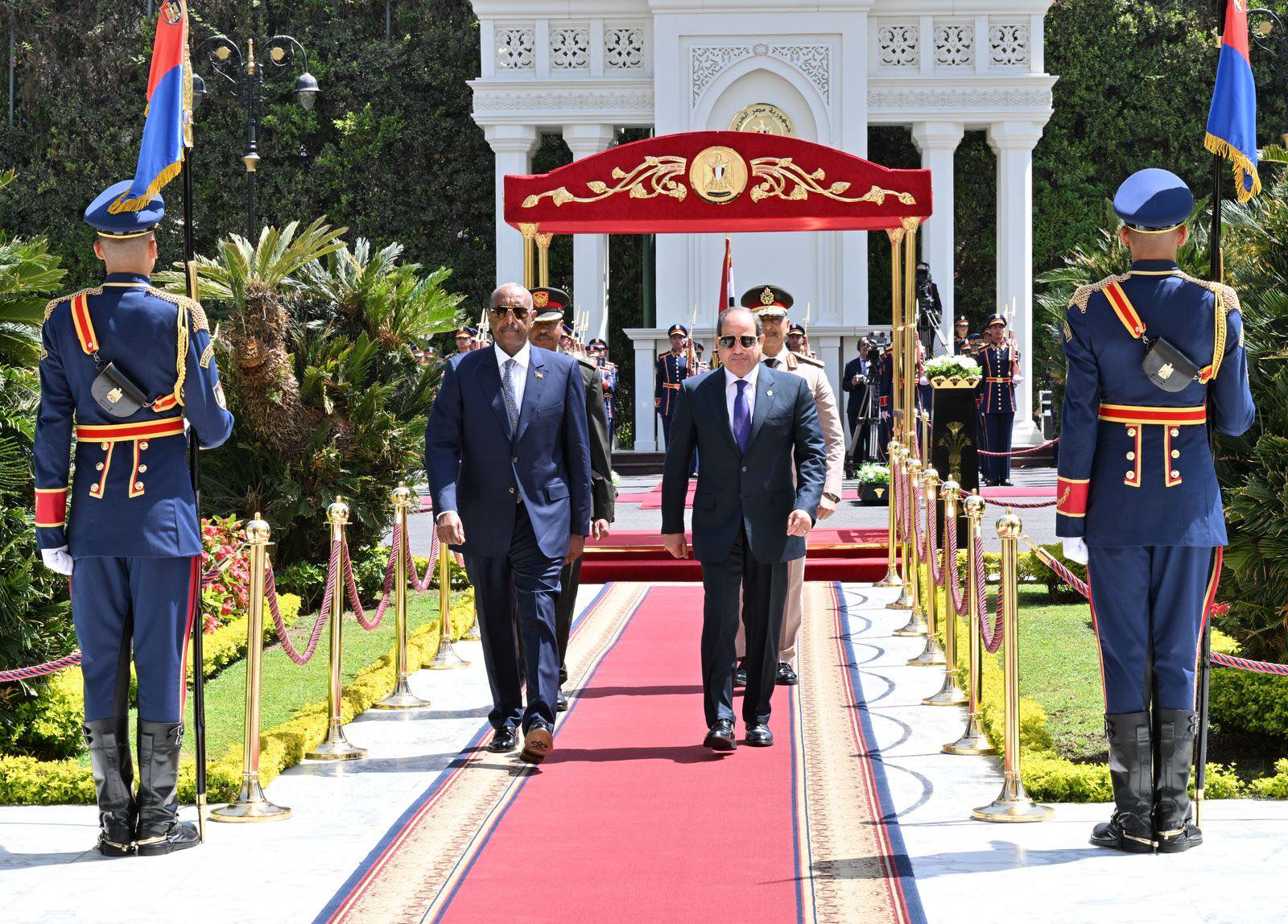 السيسي يستقبل رئيس مجلس السيادة السوداني