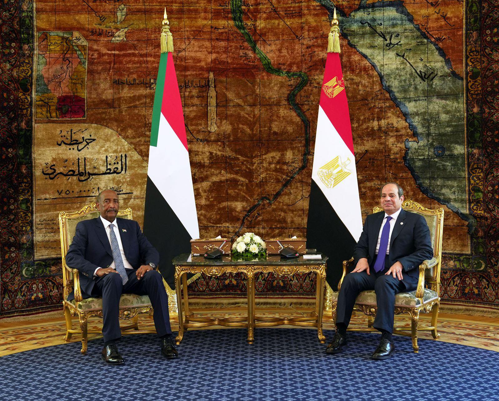 السيسي يستقبل رئيس مجلس السيادة السوداني