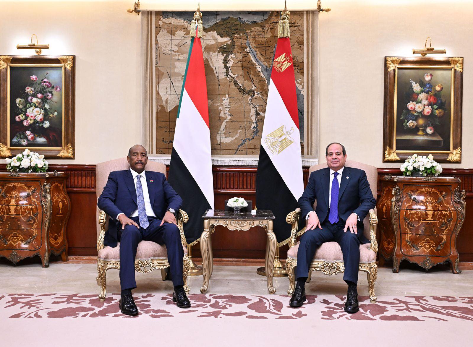السيسي يستقبل رئيس مجلس السيادة السوداني