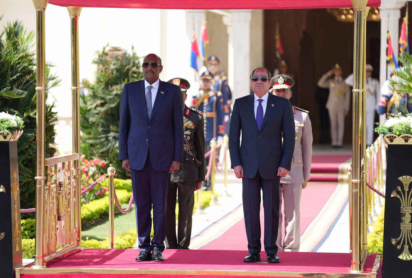 السيسي يستقبل رئيس مجلس السيادة السوداني
