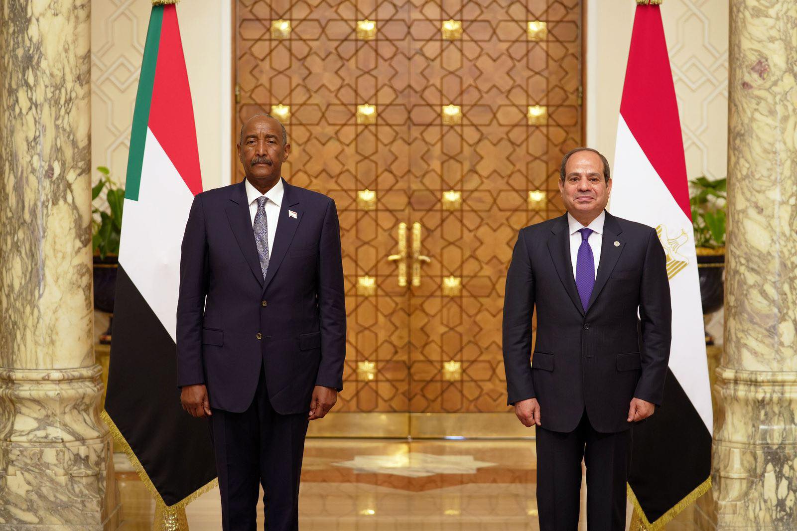 السيسي يستقبل رئيس مجلس السيادة السوداني