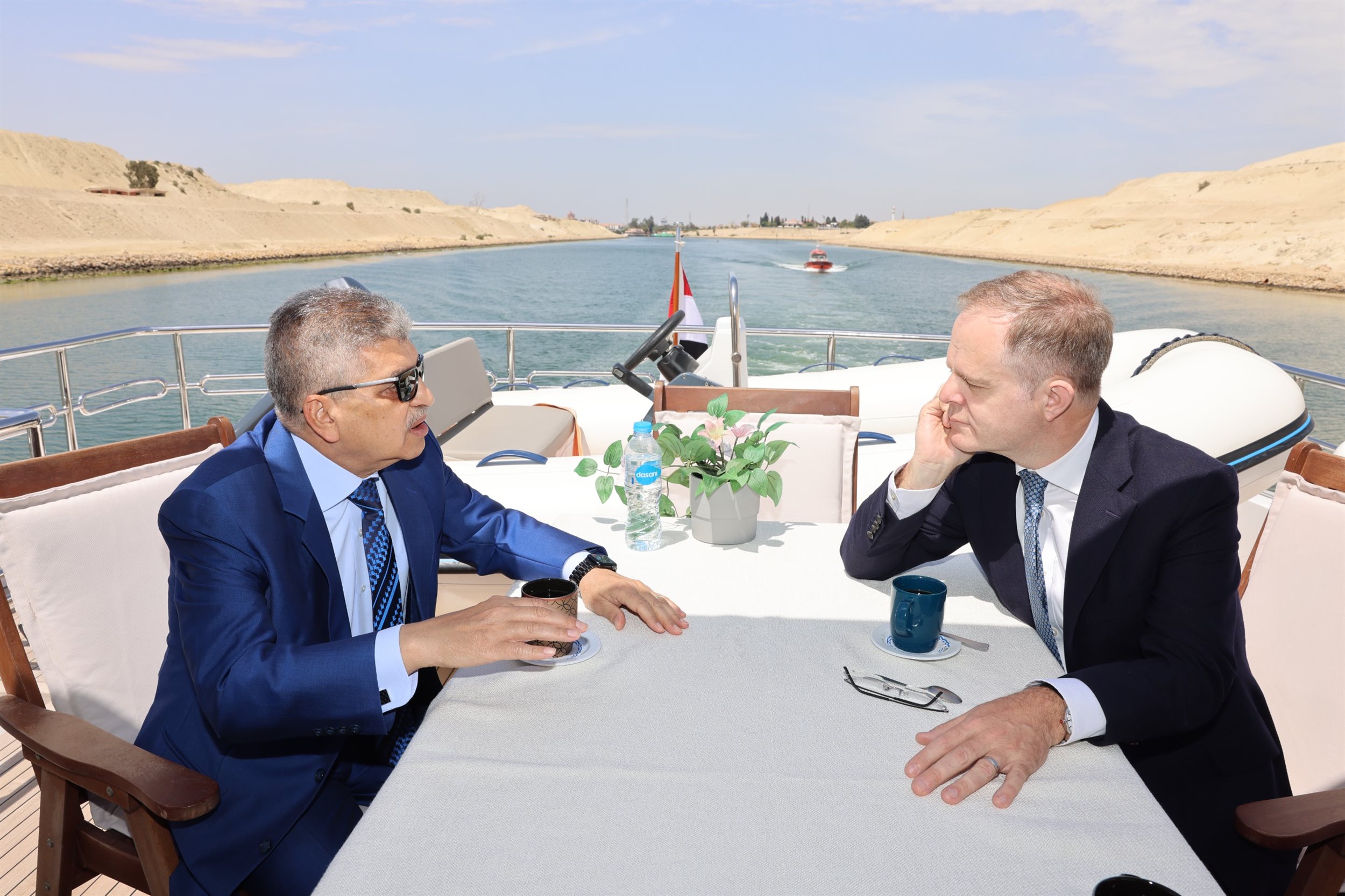 الفريق أسامة ربيع يبحث سبل التعاون مع السفير البريطاني