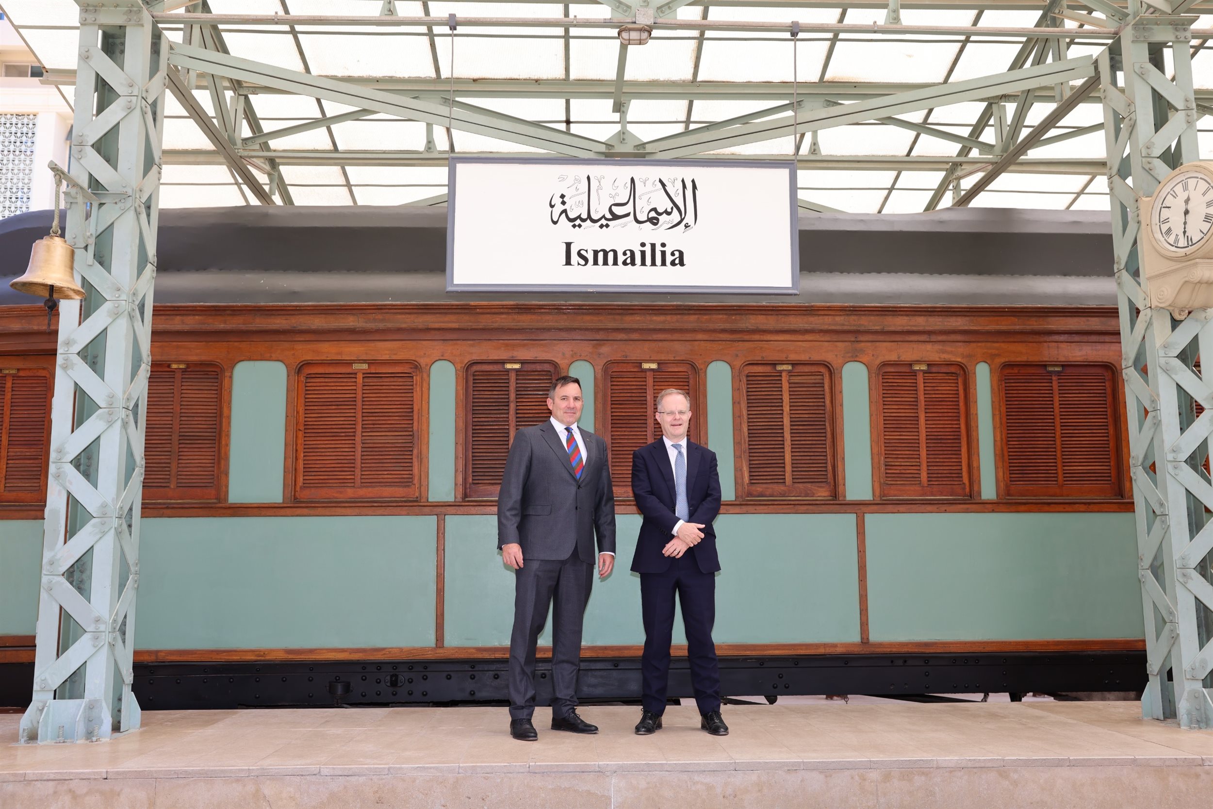 الفريق أسامة ربيع يبحث سبل التعاون مع السفير البريطاني
