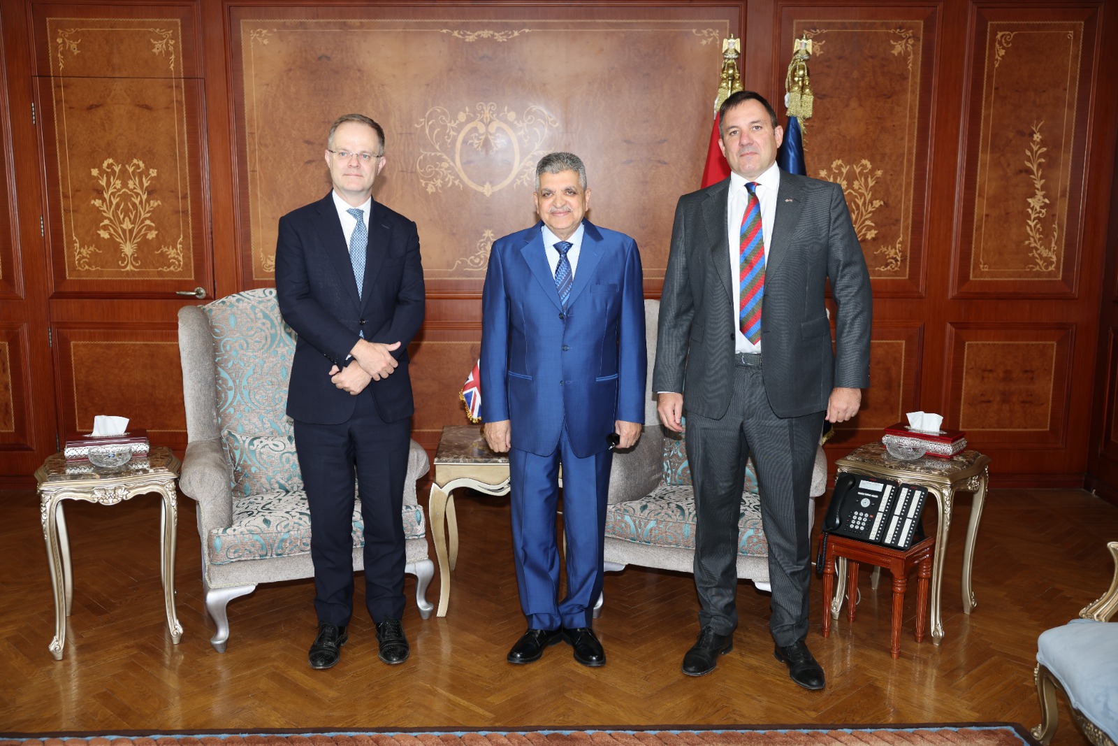 الفريق أسامة ربيع يبحث سبل التعاون مع السفير البريطاني