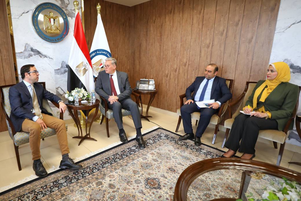 وزير البترول يعقد اجتماعا مع ممثلي شركة شارد كابيتال