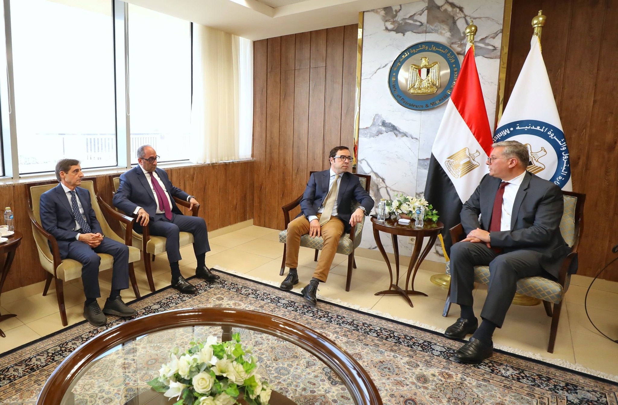 وزير البترول يعقد اجتماعا مع ممثلي شركة شارد كابيتال