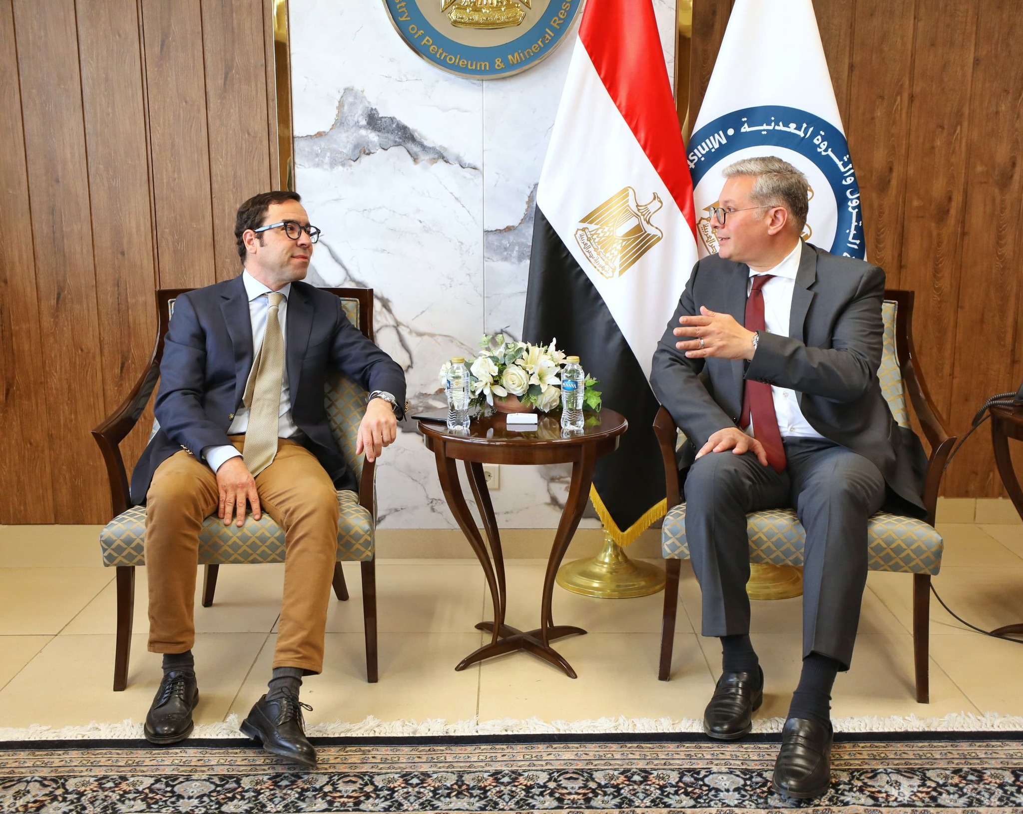 وزير البترول يعقد اجتماعا مع ممثلي شركة شارد كابيتال