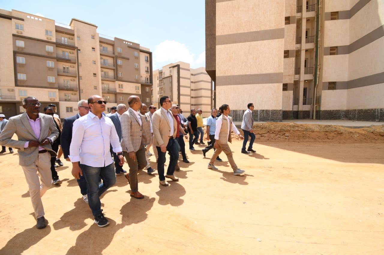 وزير الإسكان يتفقد مشروع سكن مصر بأرض المعارض بالقاهرة الجديدة