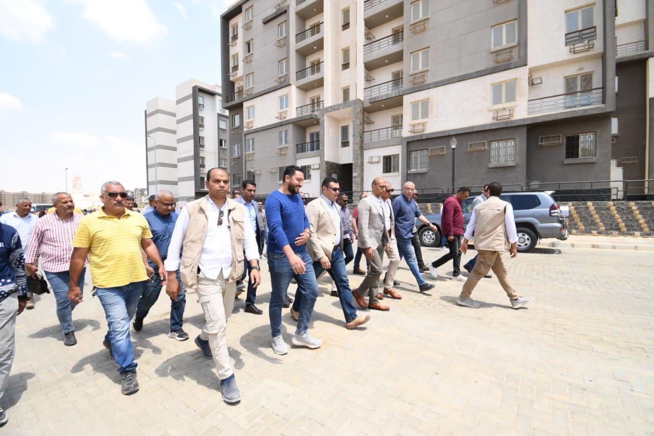 وزير الإسكان يتفقد مشروع سكن مصر بأرض المعارض بالقاهرة الجديدة