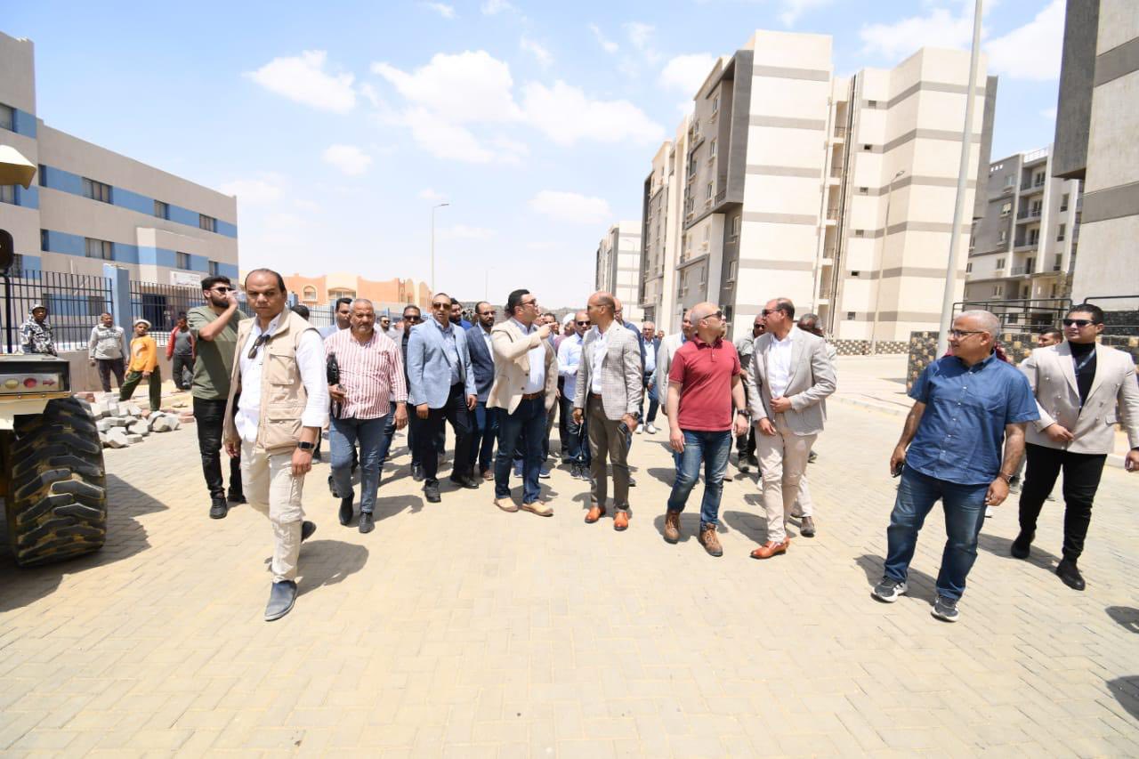 وزير الإسكان يتفقد مشروع سكن مصر بأرض المعارض بالقاهرة الجديدة