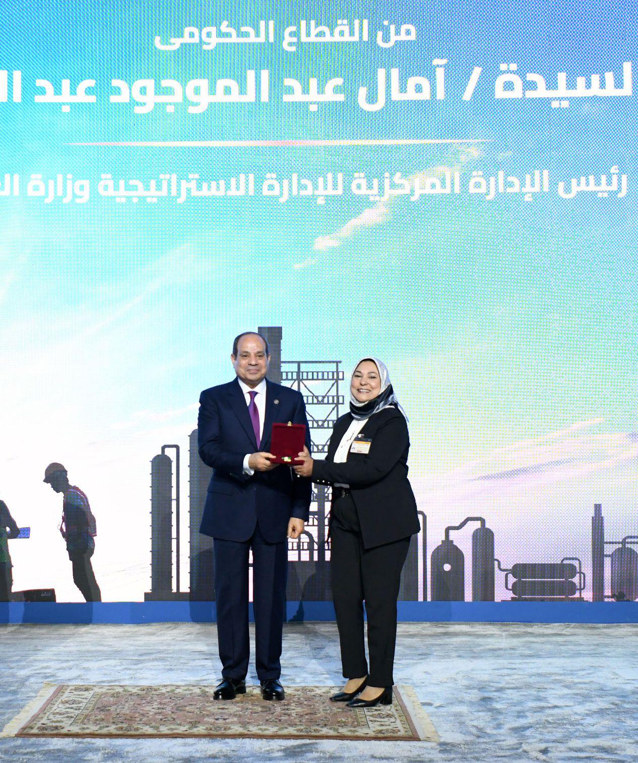 الرئيس السيسي يعلن التوقيع على إصدار قانون العمل الجديد