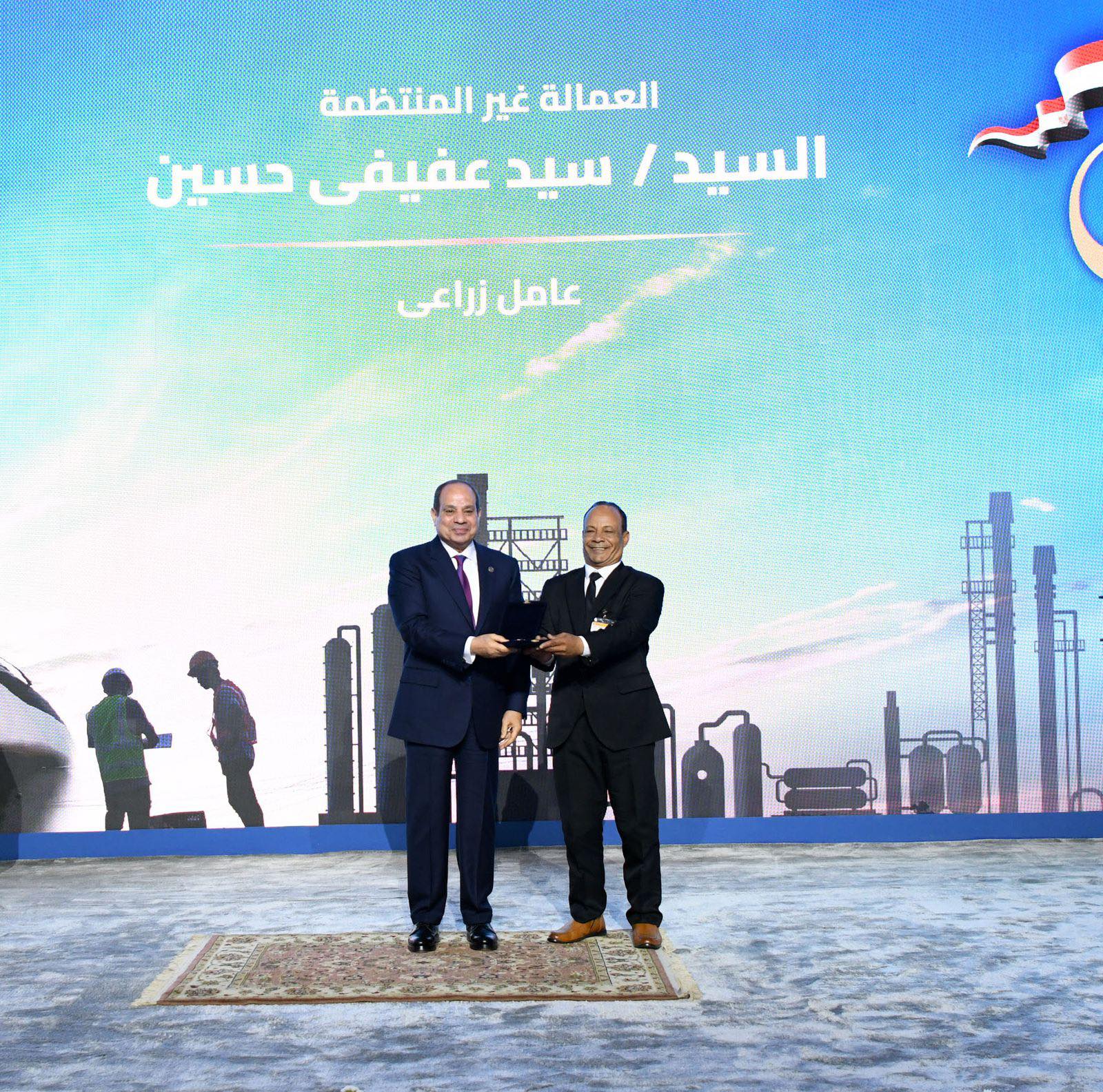الرئيس السيسي يعلن التوقيع على إصدار قانون العمل الجديد