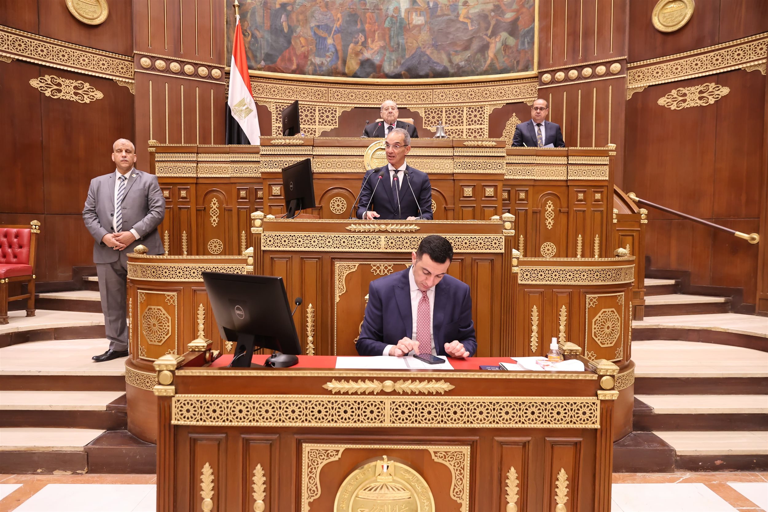 وزير الاتصالات خلال الجلسة العامة لمجلس الشيوخ