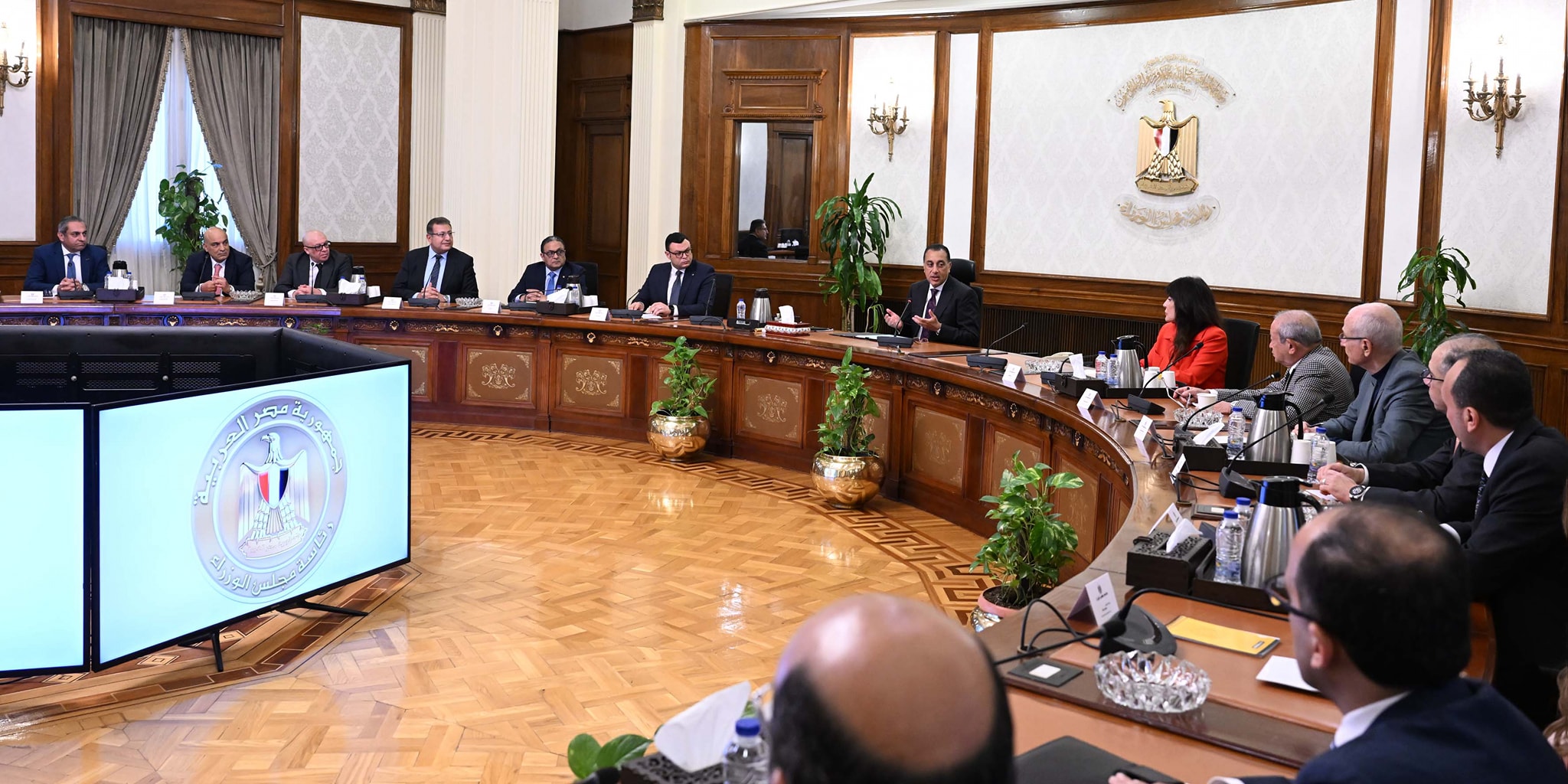 رئيس الوزراء مع أعضاء اللجنة الاستشارية للتنمية العمرانية